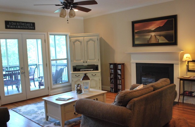 Beautiful Lake House With Pontoon Boat Available! Jet Ski Rental Also Available