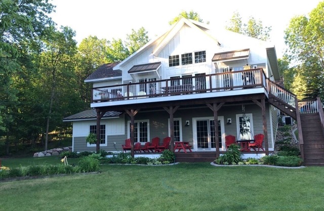 Beautiful lake house with pontoon INCLUDED!