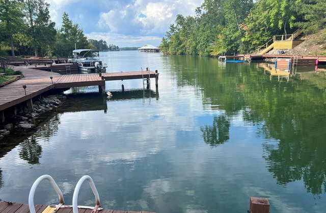 Beautiful Lake Martin vacation home with private dock, kayaks neighborhood pool!