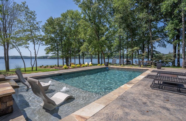 Beautiful Lake Oconee Lake Front Estate with Custom POOL AND HOT TUB