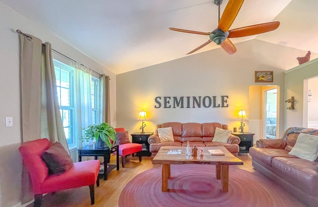 Beautiful Lake Seminole House. Boat house WIFI Kayaks No Clean Up Fees!