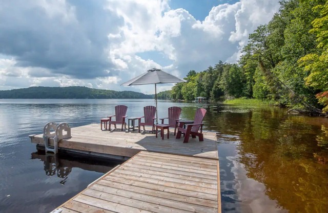 Beautiful Lake Vernon Apartment
