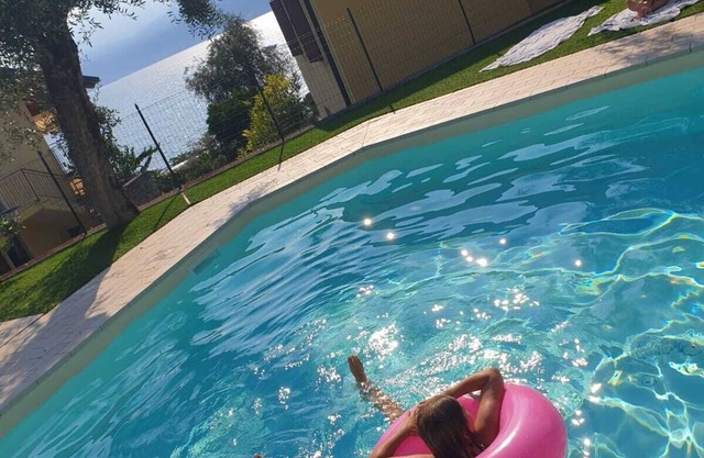 Beautiful lake view apartment with swimming pool, 150 m from Lake Garda