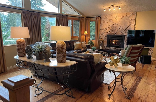 Beautiful Lake Whatcom/Sudden Valley House Rental steps from the water