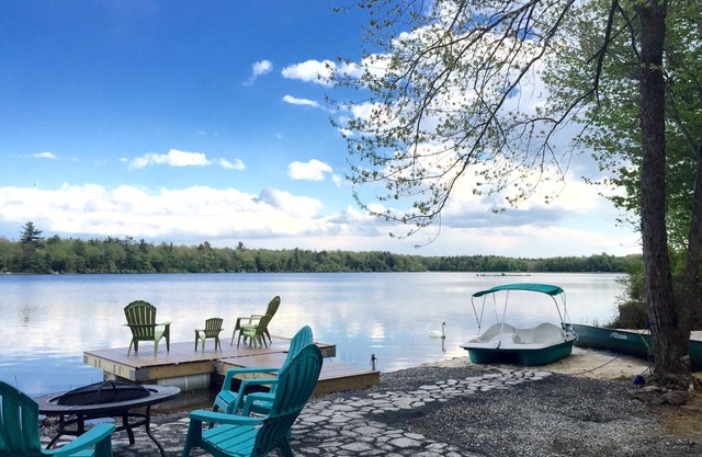Beautiful Lakefront w Hot Tub, Sauna, Boats, Beach, Pool Table, 5min to Kalahari