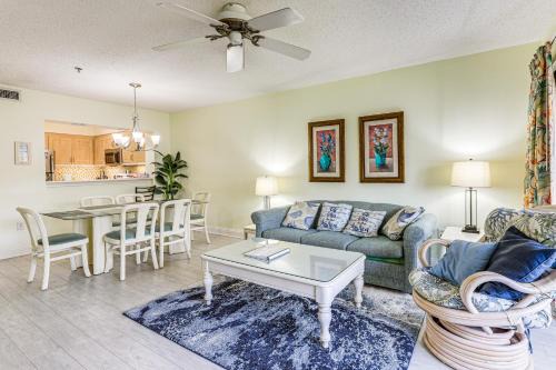 Beautiful Lakefront Condo Easy Walk to the Beach!