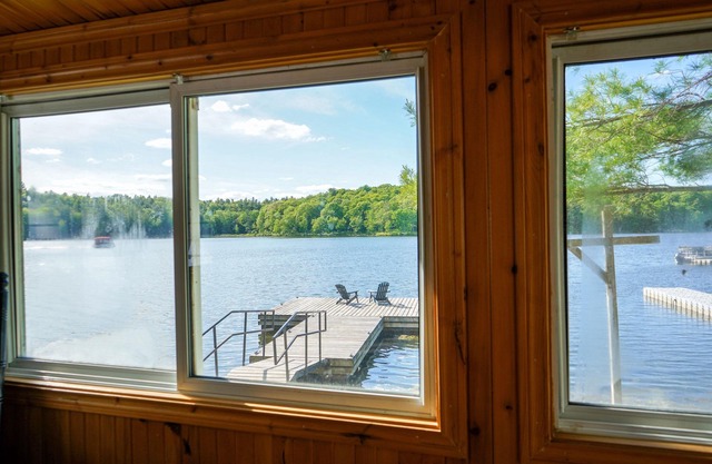 Beautiful Lakefront Cottage with Hot Tub