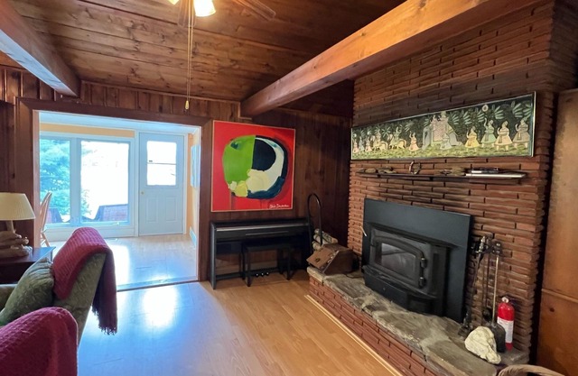 Beautiful lakefront cottage, 1 hour north of Montreal