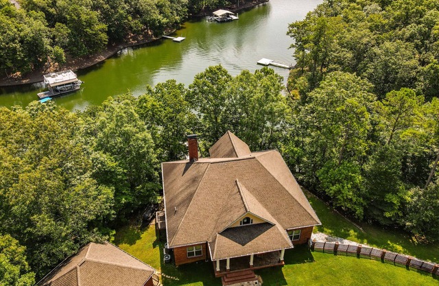 Beautiful Lakefront Family Retreat! Pet Friendly, Canoes Included, Sleeps 28+