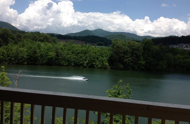 Beautiful, Lakefront house deep water, dock, firepit,kayak, canoe, fishing