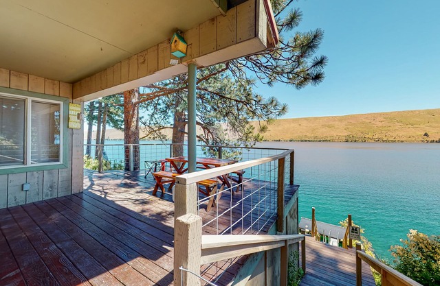 Beautiful lakefront house with private boat dock, washer/dryer & fireplace