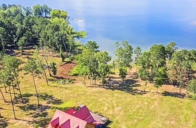 Beautiful Lakefront Log Cabin that will take your breath away.