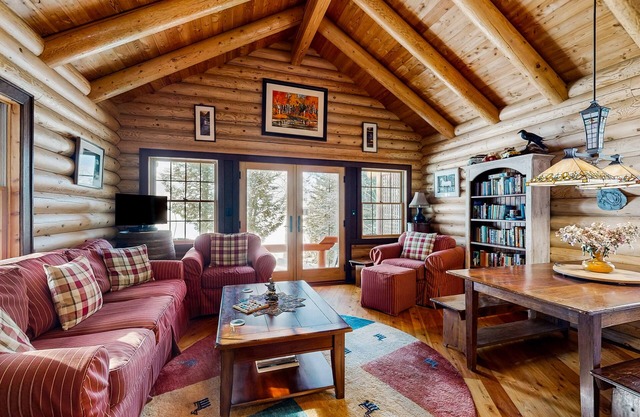 Beautiful lakefront home with views, deck, swimming dock, 2 kayaks & firepit