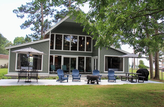 Beautiful Lakefront Home - 4BR/3BA - Huge Lot! - 400ft of bulkhead - Boathouse