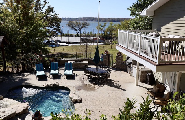Beautiful Lakefront Villa with Private Pool, hot tub, No more than 12 people