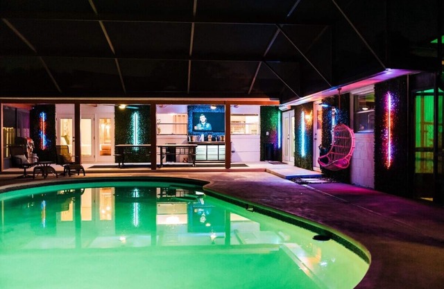 * Beautiful Lakehouse with Pool and Movie Theater*