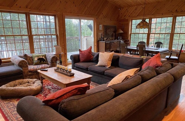 Beautiful lakeside cottage 30 mins from Mont Tremblant
