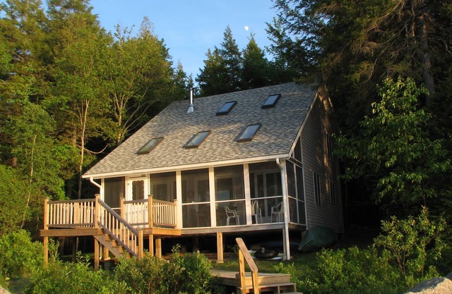 Beautiful Lakeside Cottage on Spring River Lake in Maine