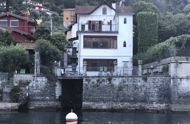 Beautiful Lakeside House with private access to the water.
