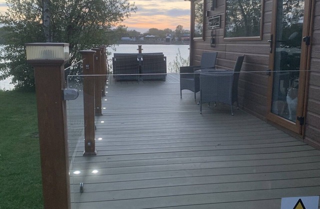 Beautiful Lakeside lodge with Hot Tub