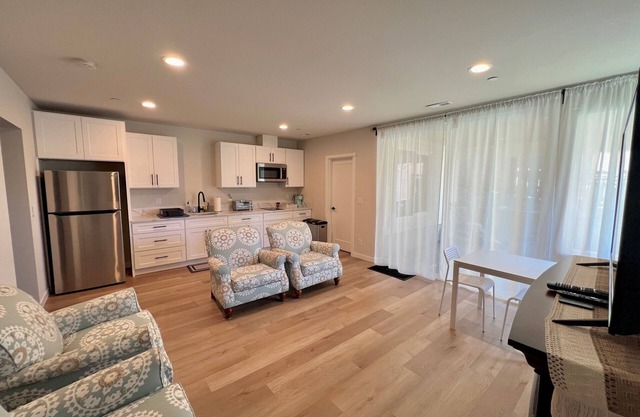 Beautiful lakeside fully furnished 1 bed/1bath