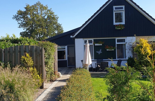 Beautiful large holiday home with enclosed garden, near forest, IJsselmeer, culture