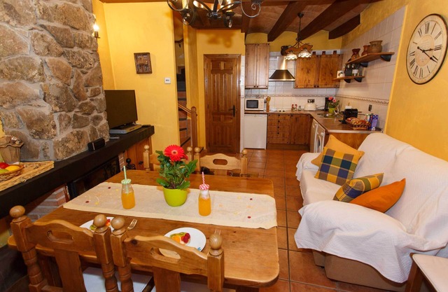 Beautiful little house for even with fireplace in Braojos