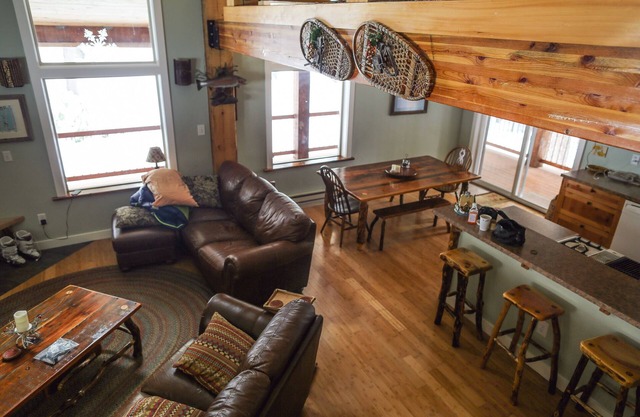 Beautiful Log Cabin. Close to McCall. Tranquil & Spacious.