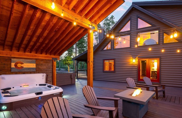 Beautiful log Cabin in Tabernash with AMAZING views, private deck, and hot tub