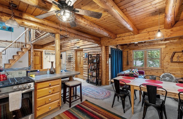 Beautiful Log Cabin on Belleau Lake-All 4 Seasons! 2900 sq ft; Beach-3 min walk!