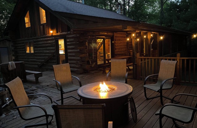 Beautiful Log Cabin on Trillium Lake with Sauna & Pontoon included! GREAT RATES!