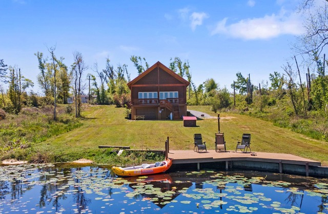 Beautiful log cabin w/private dock, gameroom, 23mi to beach, 3bd2ba, sleeps 11