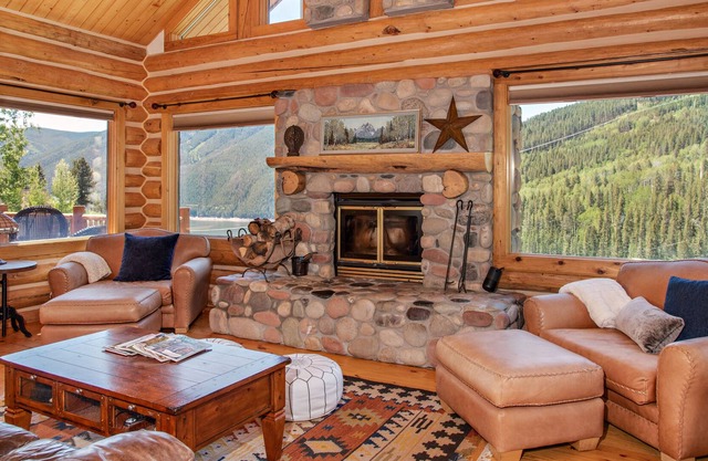 Beautiful Log Home w/Fireplace, Mtn & Lake Views, Soaking Tub, Decks, DISCOUNTED