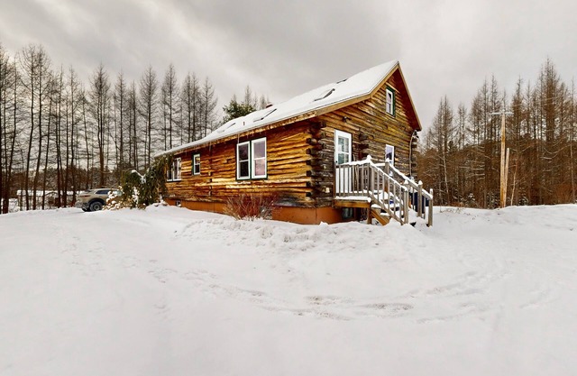 Beautiful log home w/patio - perfect for outdoor enthusiasts, dogs OK