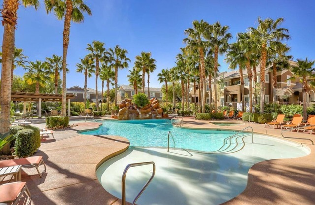 Beautiful luxury townhome 10min from the strip with beautiful space