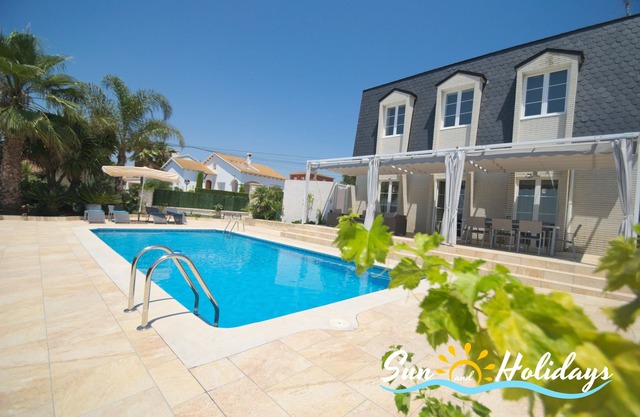 Beautiful luxury villa Oasis for 7 people with private pool
