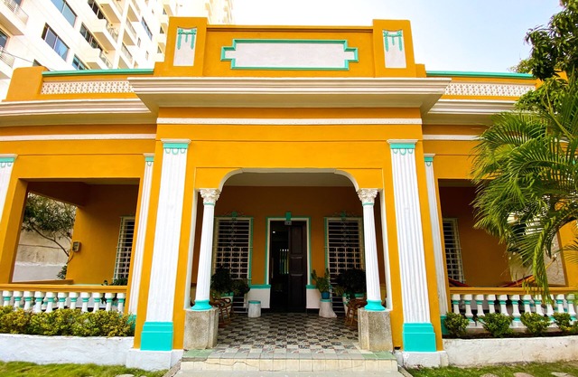 Beautiful Mansion walk to Walled City steps from Bay and Marina