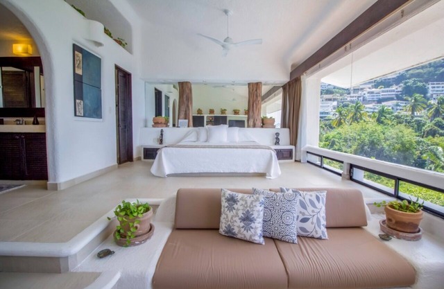 Beautiful Mediterranean-style house with spectacular views of the bay