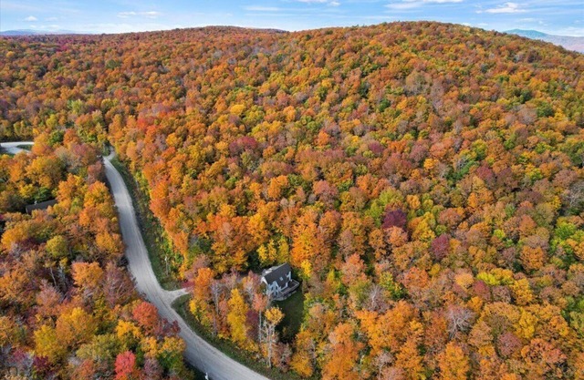 Beautiful Manchester VT Mountain Retreat w/Hot Tub