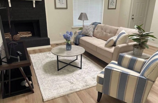 Beautiful Midwest City 2 bedroom 2 bath townhome!