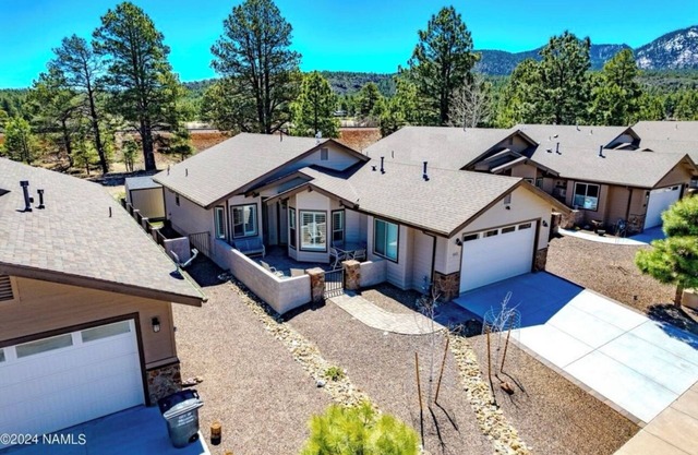 Beautiful Model home 2 minutes to town, golf and hiking. Perfect for families!