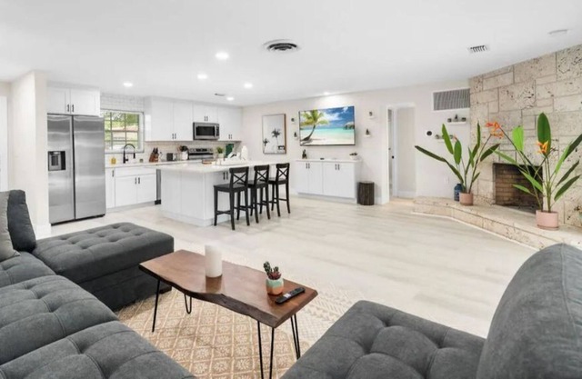 Beautiful Modern Renovated Family Oasis With Pool