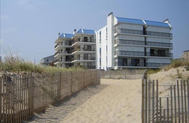 Beautiful, Modern Condo Directly on Ocean !