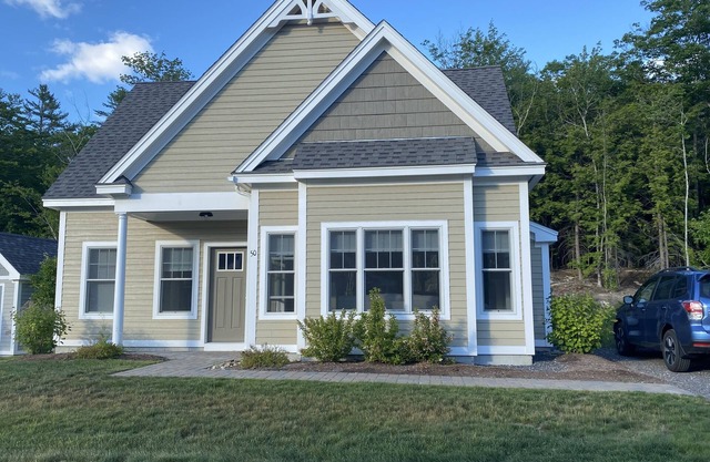 Beautiful modern cottage, heated pools, close to the beaches, gym, clubhouse.