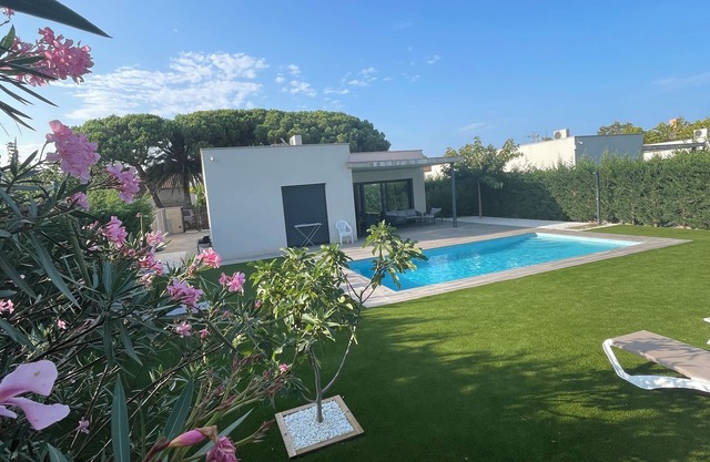 Beautiful modern villa less than 5 minutes walk from the beach!