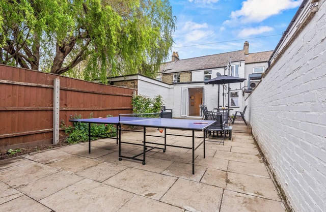 Beautiful modern flat on mill road w/fire pit and table tennis