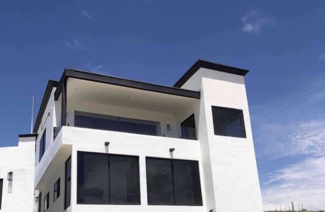 Beautiful Modern Home With Extraordinary ocean Views, 3 Minutes from Fine Dining