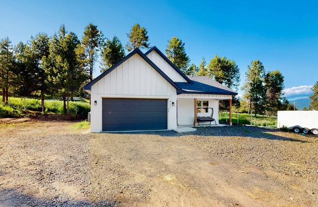 Beautiful modern home, close to lake access with AC, washer/dryer, & fireplace