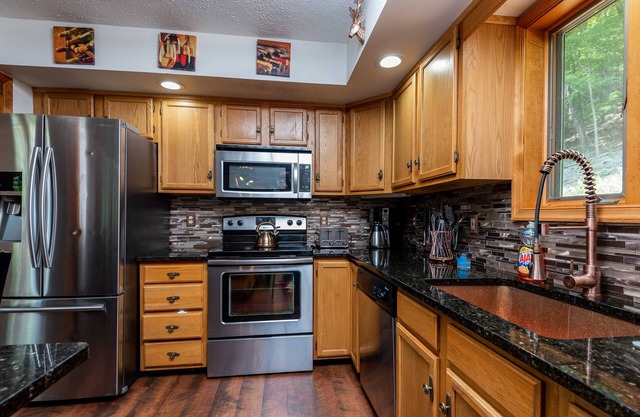 Beautiful Modern Lodge! Pool Table,8 TVs,WiFi,Linen provided, Central AC,FirePit