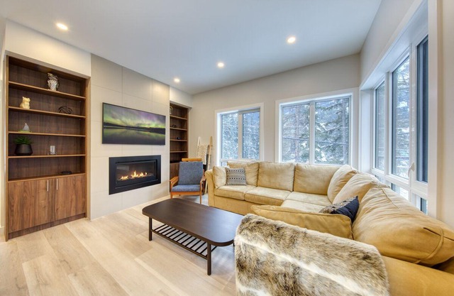 Beautiful, modern Slopeside 5 bedroom townhome